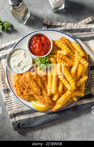 Frittura di pesce alla Quaresima fatta in casa con Fries francesi e salsa tartara Foto Stock