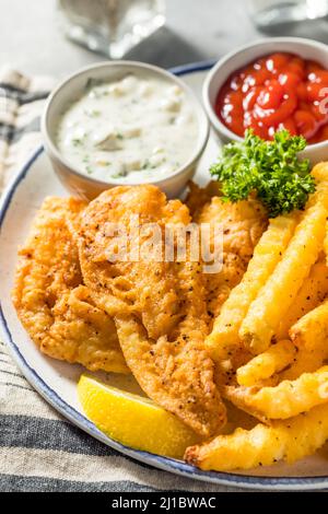 Frittura di pesce alla Quaresima fatta in casa con Fries francesi e salsa tartara Foto Stock