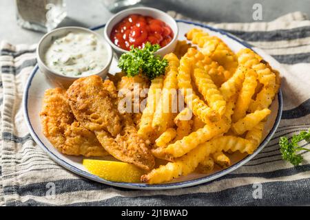 Frittura di pesce alla Quaresima fatta in casa con Fries francesi e salsa tartara Foto Stock