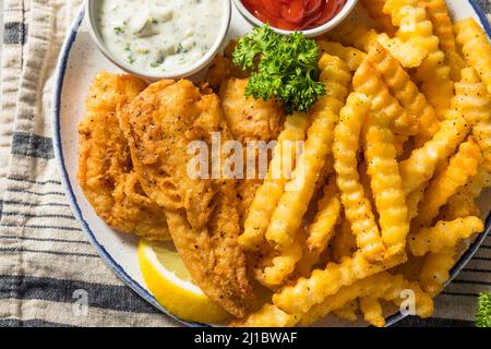 Frittura di pesce alla Quaresima fatta in casa con Fries francesi e salsa tartara Foto Stock