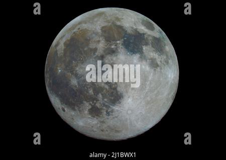 La luna piena del verme presa nel marzo 2022 da Harrogate, North Yorkshire, Regno Unito. Foto Stock