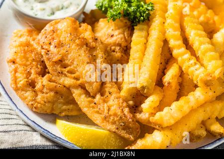 Frittura di pesce alla Quaresima fatta in casa con Fries francesi e salsa tartara Foto Stock