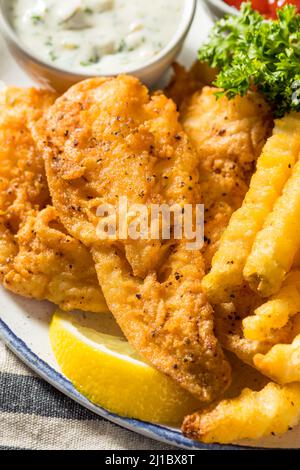 Frittura di pesce alla Quaresima fatta in casa con Fries francesi e salsa tartara Foto Stock