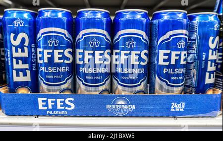 Samara, Russia - 17 marzo 2022: Efes birra in scatola alcolica in scaffale. Varie bevande alcoliche in bottiglia e bevande spiritose Foto Stock