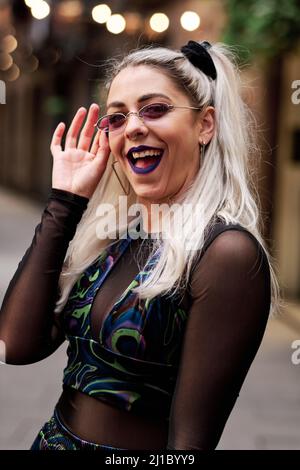 Alternativa giovane donna ridendo mentre si posa all'aperto sulla strada della città. Foto Stock