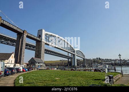 Il Royal Albert Bridge, noto anche come Saltash Bridge, è un ponte ferroviario storico a binario singolo che collega Devon e Cornovaglia. Visto dal Waterfront a Saltash b Foto Stock