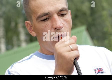 L'uomo che fuma un hookah in un parco Foto Stock