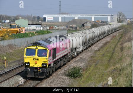 Unica locomotiva diesel elettrica classe 66 66587 "come unica, possiamo" trasportare tramogge di cemento da Hope Earles Sidings a Walsall Terminal Foto Stock