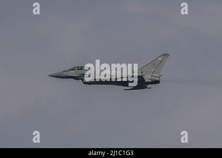 Leeming Bar, Regno Unito. 24th Mar 2022. La RAF Typhoon passa sopra la RAF Leeming come parte della parata di scioglimento per lo squadrone 100 a Leeming Bar, Regno Unito il 3/24/2022. (Foto di James Heaton/News Images/Sipa USA) Credit: Sipa USA/Alamy Live News Foto Stock