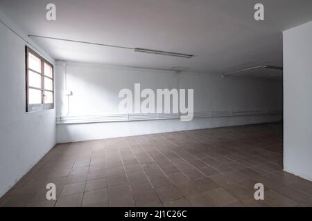 locale vuoto di un magazzino di colore bianco con finestra Foto Stock