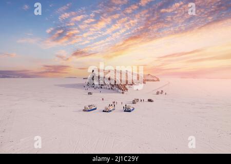 Bel paesaggio isola Ogoy inverno lago Baikal con trasparente ghiaccio blu cracking, tramonto vista dall'alto. Foto Stock