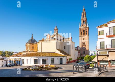 Vista dalla rotonda del castello di Puerta de Sevilla della cupola e della torre della Chiesa di San Pedro nella città andalusa di Carmona, Spagna. Foto Stock