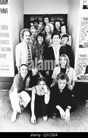 Il cast e i creativi per AFTER SHAVE all'Apollo Theatre, Londra W1 nel 1977: Fronte, l-r: Sue Aldred, Nicolette Marvin, Linda Dobell, (posteriore) Belinda Sinclair, Caroline Noh in piedi, prima fila, l-r: Clive Lavagna (designer), Brian Harris (lighting), Cameron Mackintosh (produttore), Stephen Wyatt (scrittore) con Christie Dickason (coreografo e regista), (posteriore in alto a destra) Nick Rowley (compositore) Foto Stock