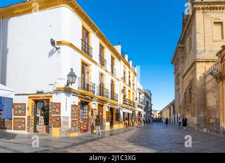 Negozi e caffetterie si affacciano sulla Moschea del Palazzo reale Mezquita e sulla Cattedrale nella città analusiana di Cordoba, in Spagna Foto Stock