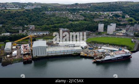 **IMMAGINE DEL FILE Greenock, Scozia, Regno Unito. 6th Set 2021. NELLA FOTO: La vista aerea dei droni dall'alto mostra il traghetto Glen Sannox, già in ritardo e fuori bilancio - Hull 802, che è ancora in fase di fabbricazione a Ferguson Marine, sarà ritardato di ora di altri otto mesi. La nave è stata marred con le battute d'arresto e le polemiche numerose. Una nuova data prevista per la consegna del Glen Sannox è prevista per maggio 2023. Il governo scozzese ha votato contro un'indagine pubblica sul fiasco dei traghetti. Credit: Colin Fisher/Alamy Live News Foto Stock