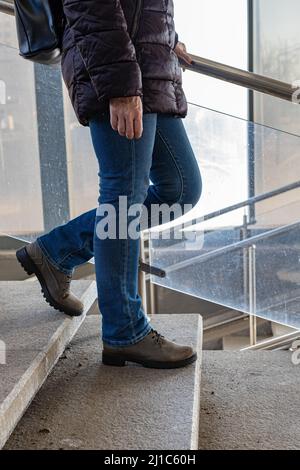 Mosca, Russia - 19 marzo 2022: Una donna scende i passi del passaggio. Foto di alta qualità Foto Stock