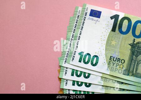 Confezione di banconote in euro su sfondo rosa. Valuta europea, affari, finanza Foto Stock