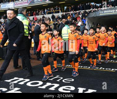 Wolverhampton Wanderers accademia calciatori che giocano 'China Football Boys' Chinese Boys al Molineux 10/02/2018 Foto Stock