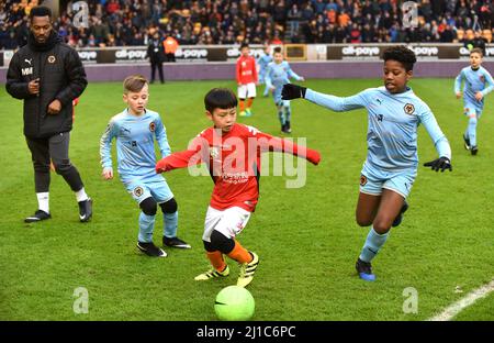 Wolverhampton Wanderers accademia calciatori che giocano 'China Football Boys' Chinese Boys al Molineux 10/02/2018 Foto Stock