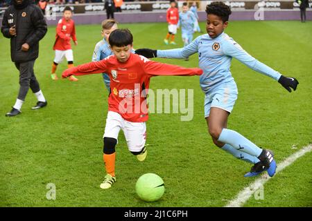 Wolverhampton Wanderers accademia calciatori che giocano 'China Football Boys' Chinese Boys al Molineux 10/02/2018 Foto Stock