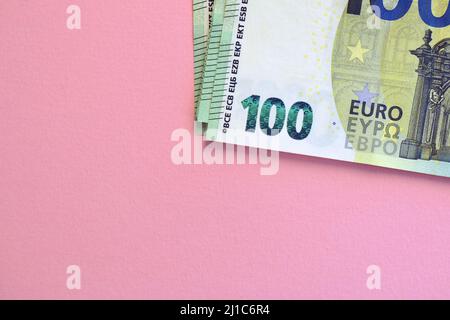 Confezione di banconote in euro su sfondo rosa. Valuta europea, affari, finanza Foto Stock