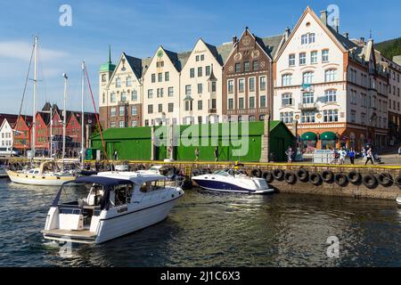 Bergen, Norvegia- 27 maggio 2018: Vista del Bryggen, serie di edifici commerciali del patrimonio anseatico che si allineano al lato orientale del porto di Vagen. Foto Stock