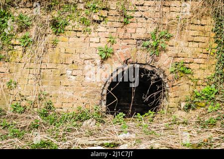 Ingresso alla galleria sotterranea della Fortezza di Petrovaradin nel Bastione del Principe Eugenio di Savoia, Novi Sad, Serbia. Foto Stock