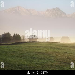 Paesaggio nebbia sul villaggio di montagna del Parco Nazionale Durmitor in Montenegro Foto Stock