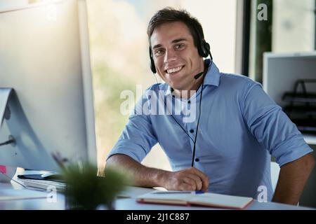 HES in attesa per rispondere alla chiamata. Ritratto di un agente del call center che lavora in ufficio. Foto Stock