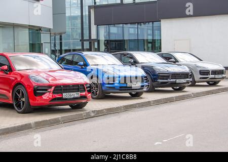 Porsche auto diverse classi di modelli di macchina vicino ad un concessionario autorizzato, porsche showroom. Russia, San Pietroburgo, 27 maggio 2021 Foto Stock