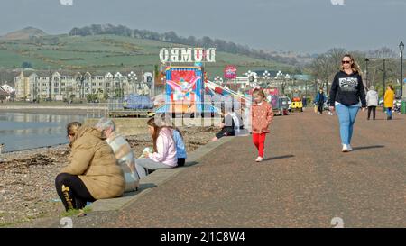 Largs, Scozia, Regno Unito 24th marzo 2022. UK Meteo: : Un altro giorno di sole ha visto l'estate come il tempo con le temperature crescenti e un Largs Sunny famoso per il relativo traghetto a millport, battaglia vichinga con la statua famosa e pezzo d'arte del longboat e il palazzo del gelato della famiglia danielle nardinis presumibilmente migliore in scozia. Credit Gerard Ferry/Alamy Live News Foto Stock