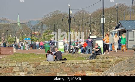 Largs, Scozia, Regno Unito 24th marzo 2022. UK Meteo: : Un altro giorno di sole ha visto l'estate come il tempo con le temperature crescenti e un Largs Sunny famoso per il relativo traghetto a millport, battaglia vichinga con la statua famosa e pezzo d'arte del longboat e il palazzo del gelato della famiglia danielle nardinis presumibilmente migliore in scozia. Credit Gerard Ferry/Alamy Live News Foto Stock