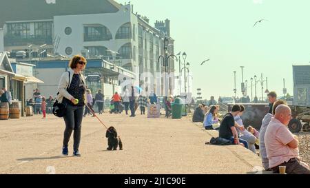 Largs, Scozia, Regno Unito 24th marzo 2022. UK Meteo: : Un altro giorno di sole ha visto l'estate come il tempo con le temperature crescenti e un Largs Sunny famoso per il relativo traghetto a millport, battaglia vichinga con la statua famosa e pezzo d'arte del longboat e il palazzo del gelato della famiglia danielle nardinis presumibilmente migliore in scozia. Credit Gerard Ferry/Alamy Live News Foto Stock