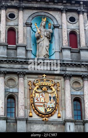 La statua della Vergine Maria che regge il bambino Gesù e lo stemma spagnolo sulla facciata del municipio di Anversa, Belgio Foto Stock