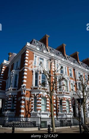 Observatory Gardens, nel Royal Borough di Kensington e Chelsea, a Londra, Regno Unito. 1880s case vittoriane a schiera sulla proprietà Phillimore. Appartamenti Foto Stock