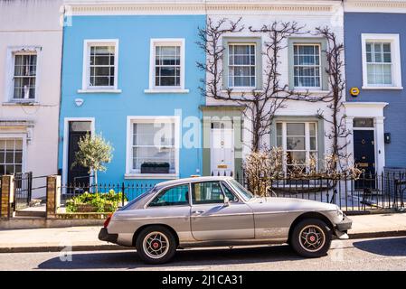 Classic MG MGB auto sportiva al di fuori delle case a Campden Hill Road, Royal Borough of Kensington & Chelsea, Londra, Regno Unito. Foto Stock