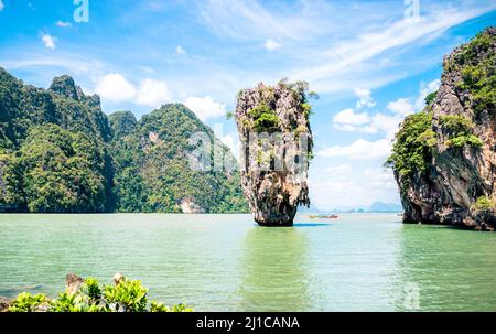 Isola di James Bond a Phang Nga Bay - famosa destinazione vicino Phuket in Thailandia - concetto di viaggio Wanderlust con paesaggio paradiso sul turchese Foto Stock