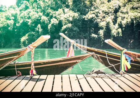 Barche a coda lunga al lago Cheow LAN sulle banchine del molo in legno - Parco nazionale Khao Sok in Thailandia - concetto di viaggio avventura con sensazioni di viaggio - Foto Stock
