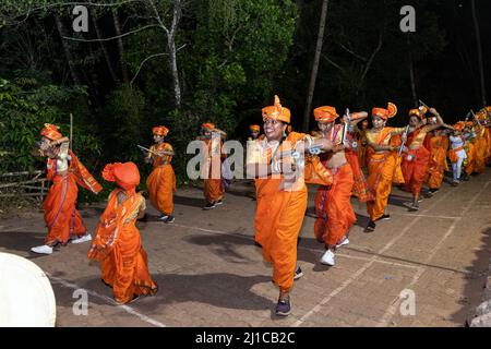 Donne di tutte le età in abbigliamento tradizionale, ballando mentre suonano uno strumento musicale chiamato Lezim mentre praticano la sfilata Shigmo a Ponda, Goa Foto Stock