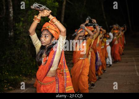 Donne di tutte le età in abbigliamento tradizionale, ballando mentre suonano uno strumento musicale chiamato Lezim mentre praticano la sfilata Shigmo a Ponda, Goa Foto Stock