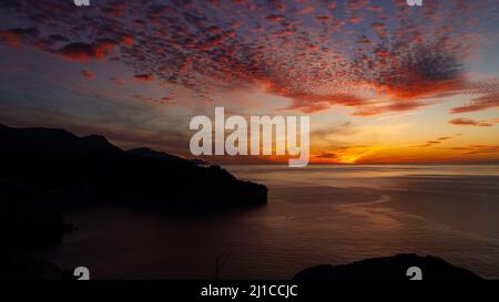 Bellissimo tramonto drammatc su Port De Soller, Maiorca. Foto Stock