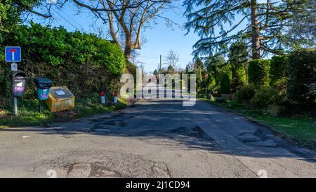 Vista sulla strada nel villaggio Worcestershire di Cookhill. Foto Stock