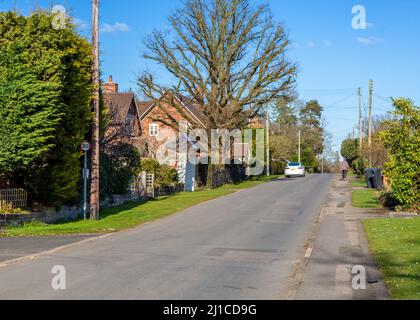 Vista sulla strada nel villaggio Worcestershire di Cookhill. Foto Stock