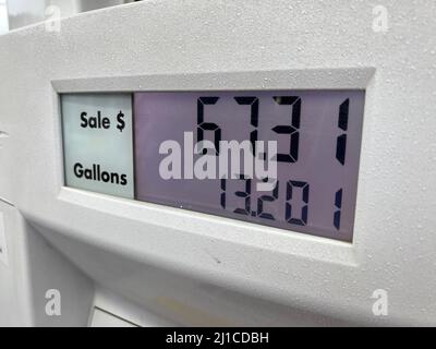 Il display digitale mostra il costo di rabbocco del serbatoio di gas di un SUV nella periferia di Chicago durante la guerra in Ucraina. I prezzi del gas sono fino a $5,09/gallone Foto Stock