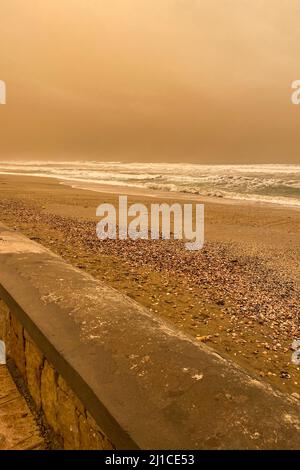 Haze copre i cieli di Rincon sulla spiaggia, a causa della tempesta dal deserto del Sahara, Marocco Foto Stock