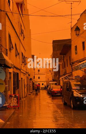 Haze copre i cieli di Rincon a causa della tempesta dal deserto del Sahara, Marocco Foto Stock