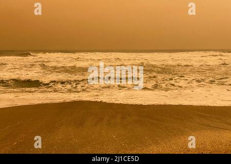 Haze copre i cieli di Rincon sulla spiaggia, a causa della tempesta dal deserto del Sahara, Marocco Foto Stock