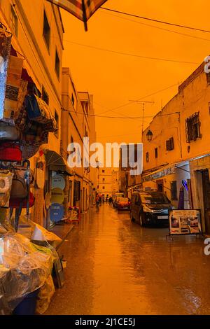 Haze copre i cieli di Rincon a causa della tempesta dal deserto del Sahara, Marocco Foto Stock