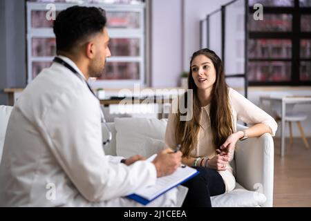 Assistenza medica e paziente a casa come ottenere un trattamento medico Foto Stock