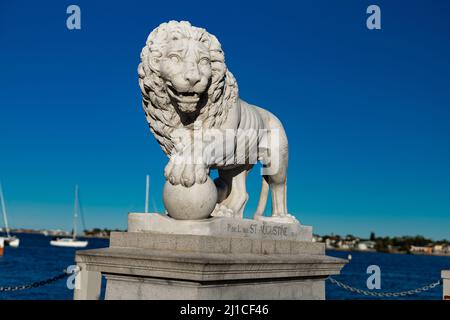 Il ponte della statua del leone del corso d'acqua Intercostiero Lions, Saint Augustine, Florida Foto Stock